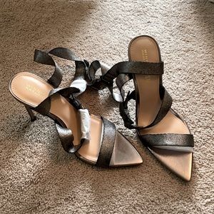 New! Steve Madden
Women's Metallic Winnie Harlow X Rum Punch Strappy Sandals